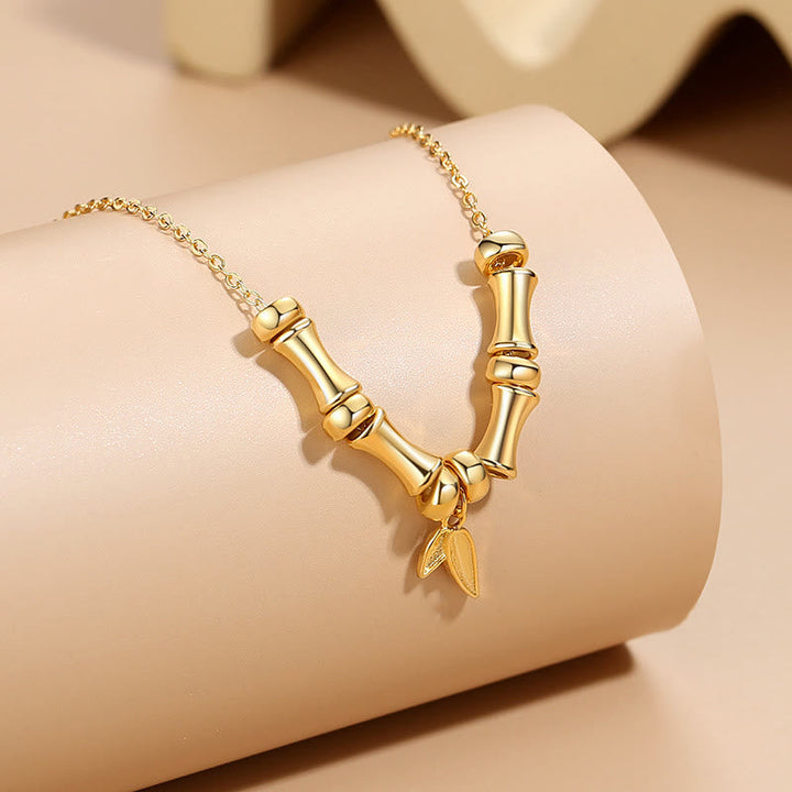 Goldener Bambusmuster Anhänger Kette Titanstahl elegant präsentiert Wohlstand