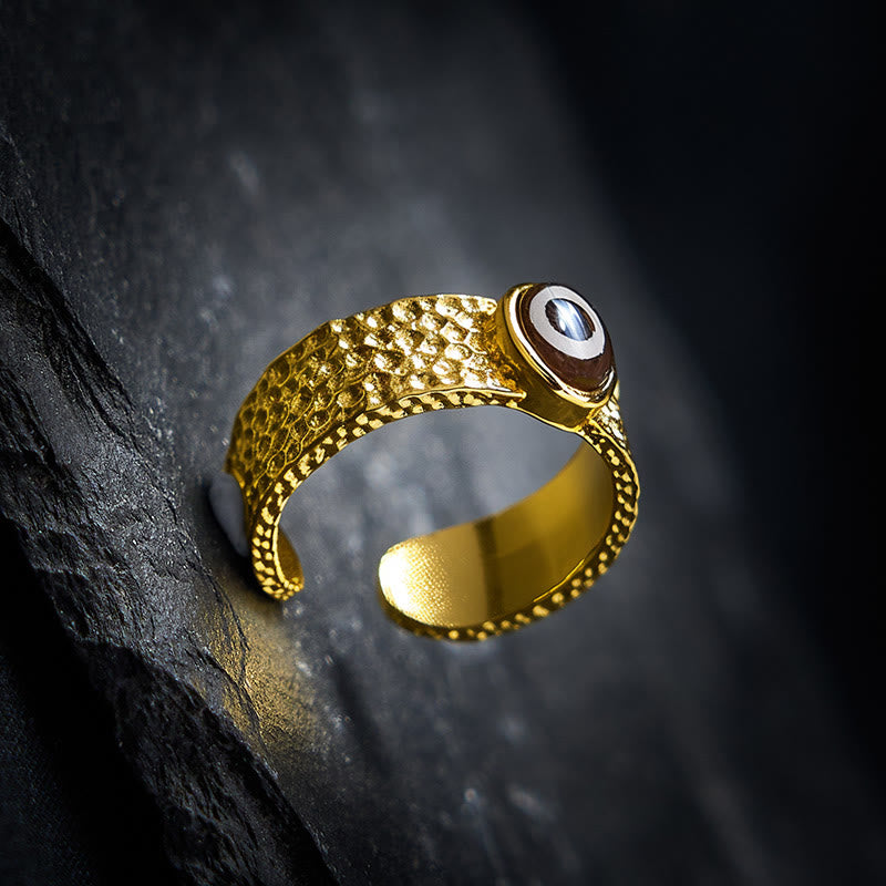 Kupfer Ring mit DZI Perlen für Wohlstand Glück und Schutz elegant getragen