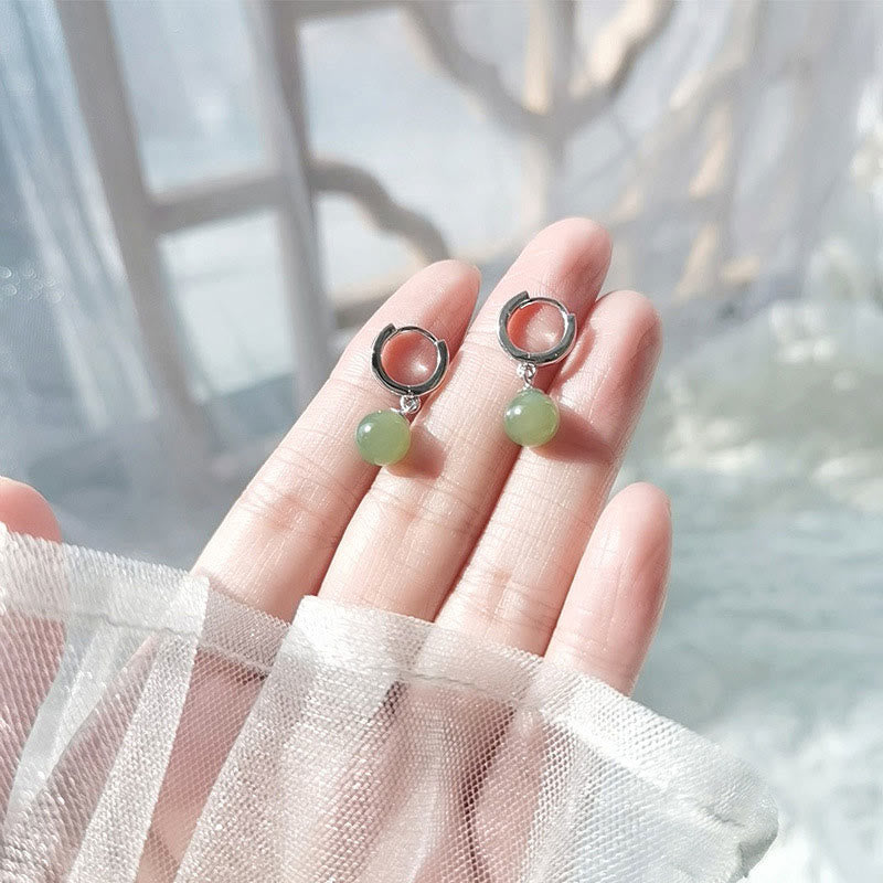 Jade Ohrringe Silber Creolen grün getragen Hand Boho Schmuck spirituell