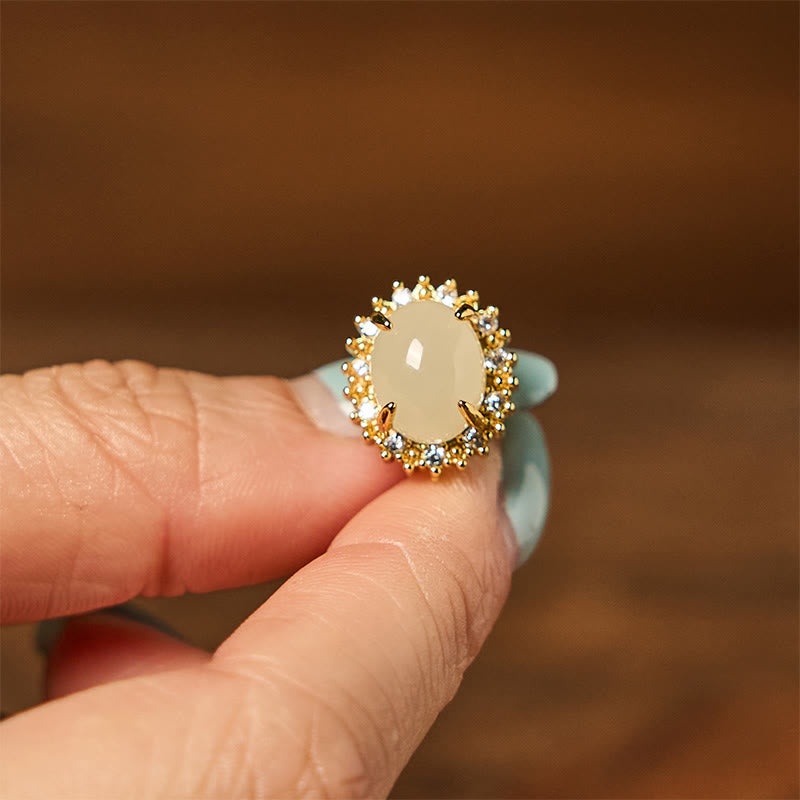 Hetian-Jade Ring gold Zirkonia getragen Boho Schmuck spirituell Statement