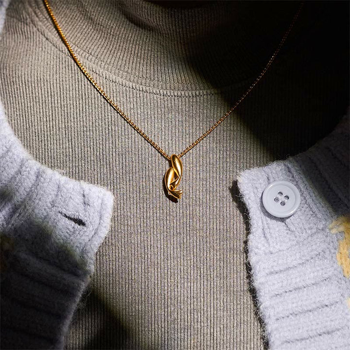 Vergoldete Kette Anhänger elegant am Hals getragen Wohlstand Schmuck