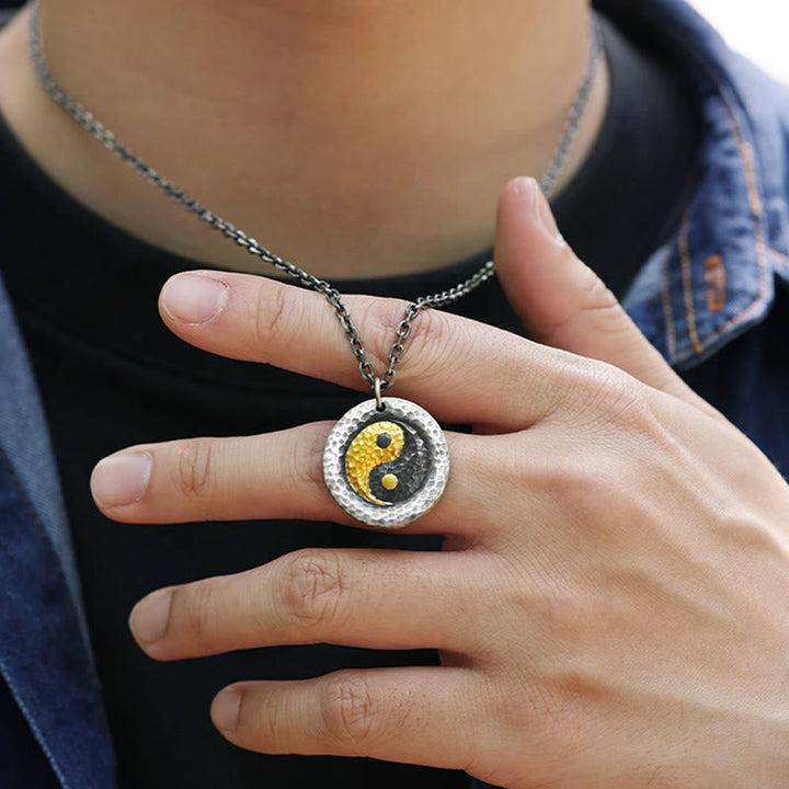 Yin Yang Kette Sterlingsilber Balance schwarzgolder Anhänger elegant getragen