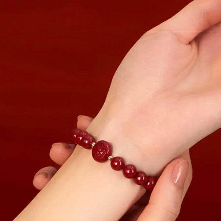 Armband Zinnober Chinesisches Tierkreis Frieden Segen am Handgelenk getragen