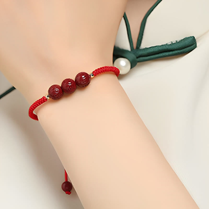 Armband Zinnober Om Mani Padme Hum rot getragen Handgelenk elegantes Design