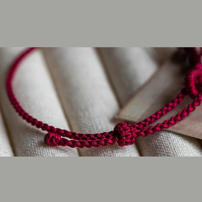 Armband Zinnober – Segen & Ruhe geflochten rote Schnur Knoten Detail