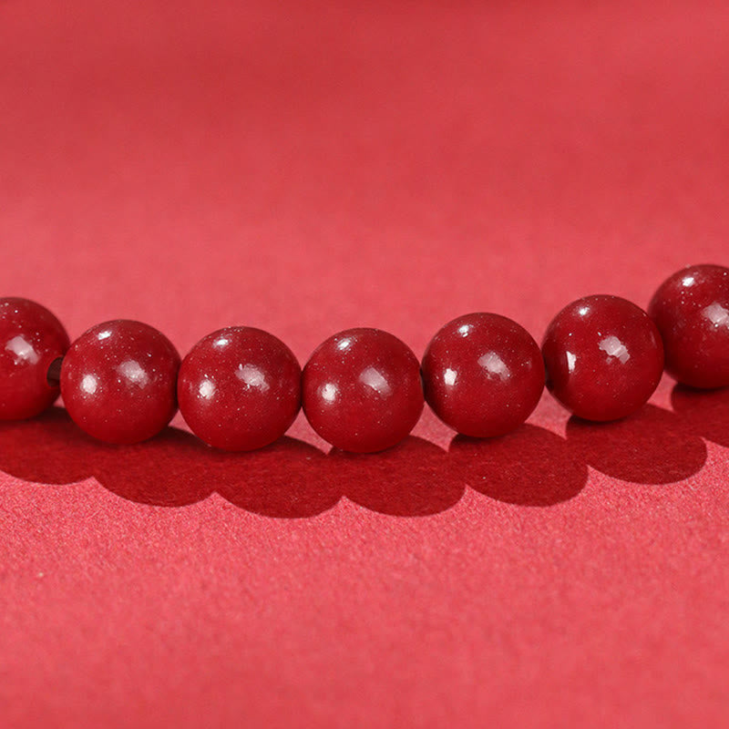Armband Zinnober Jade rote Perlen Nahaufnahme Schutz Glück Handgelenk Schmuck