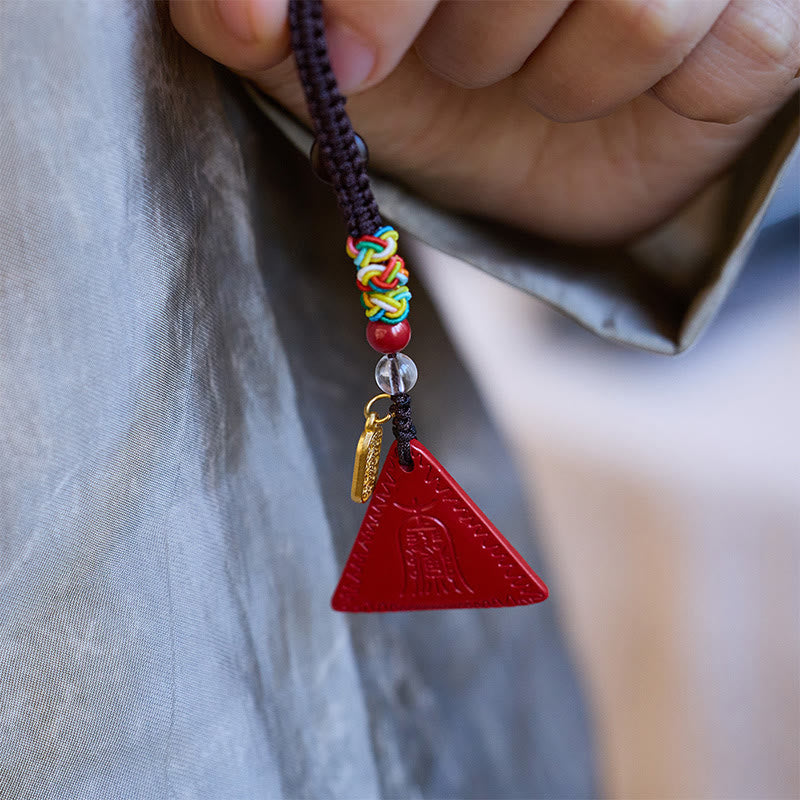 Schlüsselanhänger Zinnober rot Dreieck Buddha geknüpft Glücksbringer spirituell Feng Shui