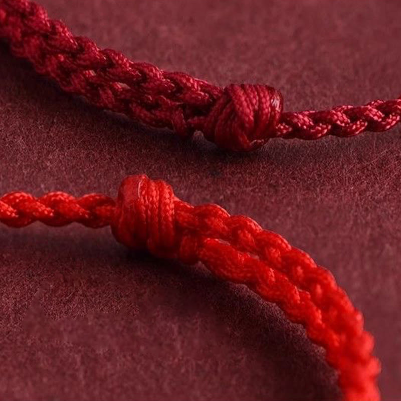 Armband Pfirsichholz Zinnober Glück rotes geflochtenes Schutzband Detailansicht Knoten