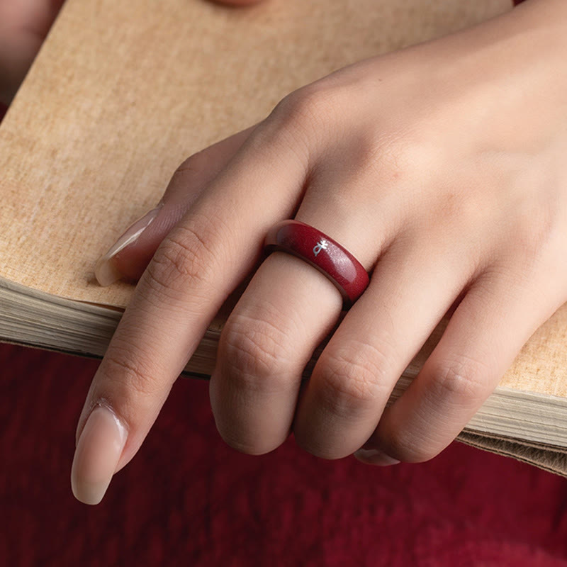 Ring Zinnober Chinesisches Pferdjahr – Segen aus Jade am Finger getragen
