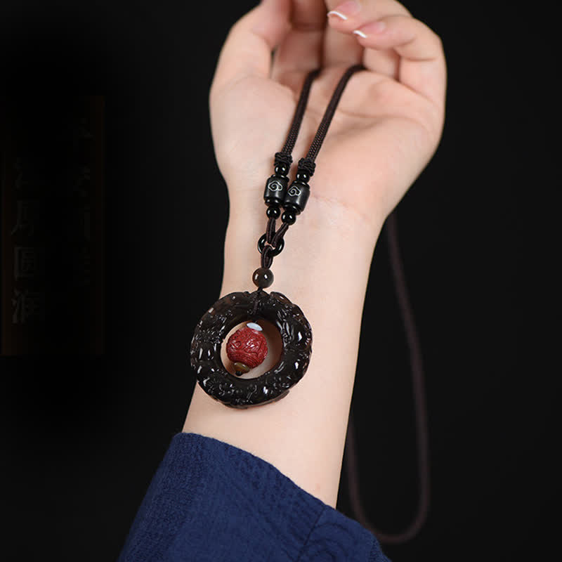 Obsidian Kette mit Zinnober Heilstein Pixiu Anhänger in Hand