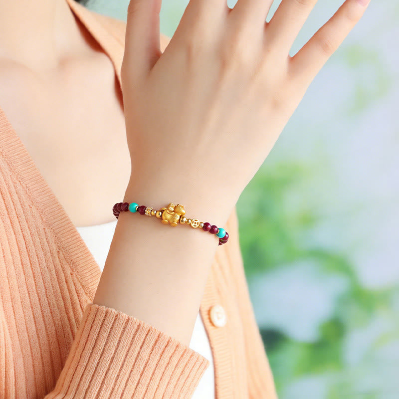 Armband Zinnober Fu-Zeichen Ruhe Energie Pixiu goldene Perlen Handgelenk getragen