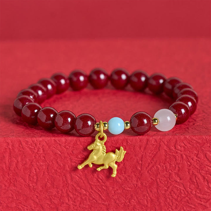 Armband Zinnober Jahr Des Pferdes – Segen mit goldenem Pferdeanhänger und Perlen
